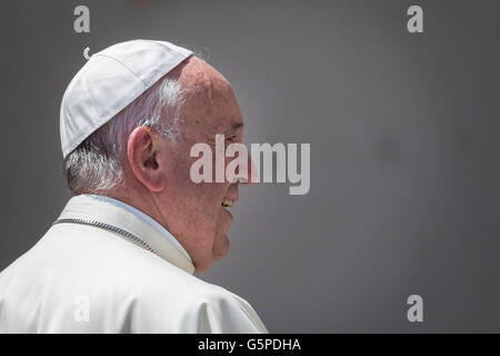 Cité du Vatican, Vatican. 22 Juin, 2016. Pape Francis feuilles à la fin de son audience générale hebdomadaire sur la Place Saint Pierre dans la Cité du Vatican, Cité du Vatican, le 22 juin 2016. Le pape François au cours de sa catéchèse a axé sa réflexion sur l'histoire de l'Évangile de la léproserie qui a été guérie par Jésus comme un signe de la miséricorde et le pardon de Dieu. Credit : Giuseppe Ciccia/Alamy Live News Banque D'Images