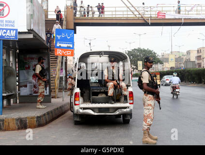 (160622) -- KARACHI, 22 juin 2016 (Xinhua) -- rangers pakistanais montent la garde près de la fusillade dans le sud de la ville portuaire de Karachi, Pakistan, 22 juin 2016. Trois personnes dont le chanteur célèbre soufi Amjad Sabri ont été tués dans le mitraillage de leur véhicule à Karachi le mercredi après-midi, les médias locaux et des fonctionnaires a dit. (Xinhua/Arshad) Banque D'Images