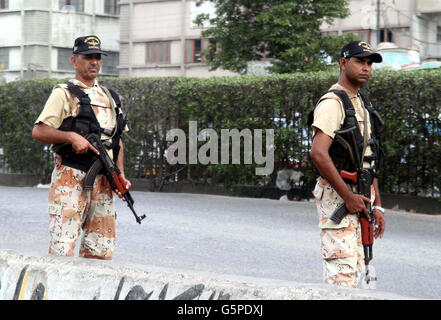 (160622) -- KARACHI, 22 juin 2016 (Xinhua) -- rangers pakistanais montent la garde près de la fusillade dans le sud de la ville portuaire de Karachi, Pakistan, 22 juin 2016. Trois personnes dont le chanteur célèbre soufi Amjad Sabri ont été tués dans le mitraillage de leur véhicule à Karachi le mercredi après-midi, les médias locaux et des fonctionnaires a dit. (Xinhua/Arshad) Banque D'Images