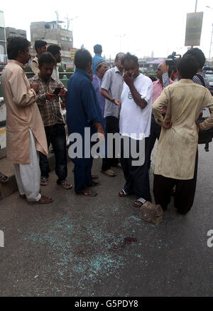 (160622) -- KARACHI, 22 juin 2016 (Xinhua) -- les gens se rassemblent à la fusillade dans le sud de la ville portuaire de Karachi, Pakistan, 22 juin 2016. Trois personnes dont le chanteur célèbre soufi Amjad Sabri ont été tués dans le mitraillage de leur véhicule à Karachi le mercredi après-midi, les médias locaux et des fonctionnaires a dit. (Xinhua/Arshad) Banque D'Images