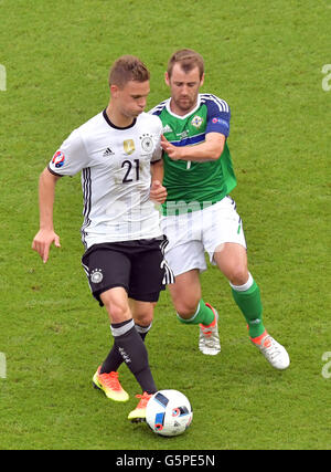 Paris, France. 21 Juin, 2016. L'Allemagne Joshua Kimmich (L) chellenges pour le bal avec l'Irlande du Nord au cours de l'Niall McGinn UEFA Euro 2016 football match du groupe C entre l'Irlande du Nord et l'Allemagne, au Parc des Princes à Paris, France, 21 juin 2016. L'Irlande du Nord a perdu 0:1.Photo : Peter Kneffel/dpa/Alamy Live News Banque D'Images