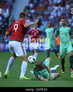 Lyon, France. 22 Juin, 2016. Pepe (R) du Portugal fait concurrence au cours de l'Euro 2016 football match du groupe F entre le Portugal et la Hongrie à Lyon, France, 22 juin 2016. © Guo Yong/Xinhua/Alamy Live News Banque D'Images