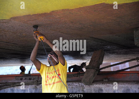 Keraniganj près de Dhaka, Bangladesh. 22 juin, 2016. Un travailleur du Bangladesh sur un ferry en cours de rénovation à un chantier de Keraniganj, près de Dhaka, Bangladesh. Le 22 juin 2016. Ouvriers travaillant à l'élaboration des traversiers qui implique de soudure, de découpage et de peinture. Chaque population gagne moins de 4 dollars par jour. Mamunur Rashid/crédit : Alamy Live News Banque D'Images