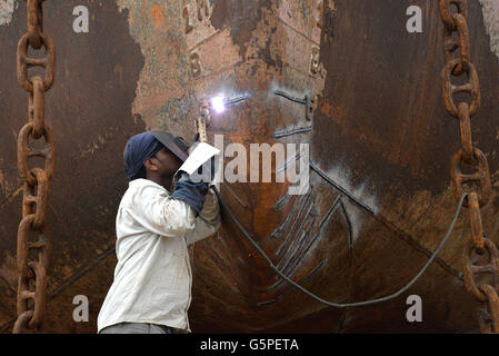 Keraniganj près de Dhaka, Bangladesh. 22 juin, 2016. Un travailleur du Bangladesh sur un ferry en cours de rénovation à un chantier de Keraniganj, près de Dhaka, Bangladesh. Le 22 juin 2016. Ouvriers travaillant à l'élaboration des traversiers qui implique de soudure, de découpage et de peinture. Chaque population gagne moins de 4 dollars par jour. Mamunur Rashid/crédit : Alamy Live News Banque D'Images