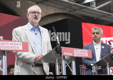 London, Royaume-Uni de Grande-Bretagne et d'Irlande du Nord. 22 Juin, 2016. Jeremy Corbyn et Sadiq Khan, du travail des chefs de parti lors d'un discours à l'auberge King's Cross Londres s demandant à voter reste un jour avant le référendum Brexit. 22/06/2016 | dans le monde entier © dpa/Alamy Live News Banque D'Images