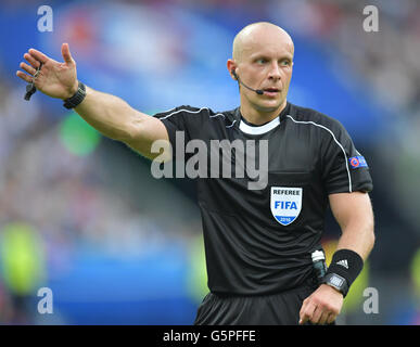 Szymon arbitre Marciniak de gestes Pologne pendant la ronde préliminaire du groupe F match de football de l'UEFA EURO 2016 entre l'Islande et l'Autriche au Stade de France à Saint-Denis, France, 22 juin 2016. Photo : Peter Kneffel/dpa (certaines restrictions s'appliquent : Pour la présentation des nouvelles éditorial seulement. Pas utilisé à des fins commerciales ou de marketing, sans l'autorisation écrite préalable de l'UEFA. Les images doivent s'afficher que des images fixes et ne pas imiter l'action match la vidéo avec. Photographies publiées dans des publications en ligne (que ce soit par Internet ou autre) doit avoir un intervalle d'au moins 20 secondes entre Banque D'Images