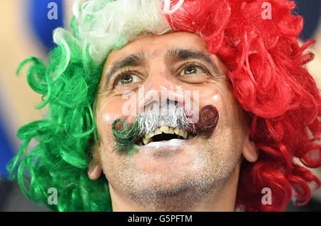 Lille, France. 22 Juin, 2016. Un défenseur italien cheers avant l'avant-match entre l'Italie et l'Irlande au stade Pierre Mauroy à Lille, France, 22 juin, 2016. Photo : Marius Becker/dpa/Alamy Live News Banque D'Images