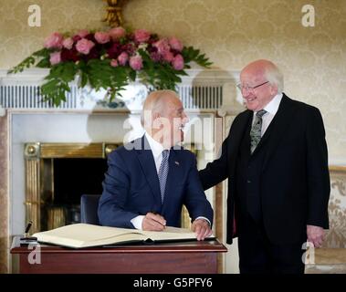 Le Vice-président américain Joe Biden signe le livre d'or aux côtés du président irlandais Michael D. Higgins à l'Aras une Uachtarain dans Phoenix Park, le 22 juin 2016 à Dublin, Irlande. Banque D'Images
