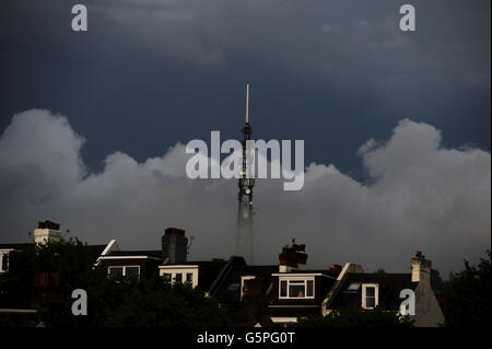 Brighton UK 22nd juin 2016 - des nuages de tempête passent par un mât de communication à Whitehawk Hill à Brighton pendant la pluie et les orages de torrature ce soir Credit: Simon Dack/Alay Live News Banque D'Images