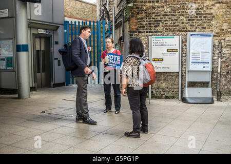 Londres, Royaume-Uni. 22 Juin, 2016. Vote partisan demeurent parlant à l'extérieur les navetteurs de la gare de Greenwich sur le dernier jour de campagne avant le jour du scrutin lorsque les Britanniques vont aux urnes pour décider si la Grande-Bretagne Rester ou quitter l'Union européenne le 23 juin Crédit : claire doherty/Alamy Live News Banque D'Images