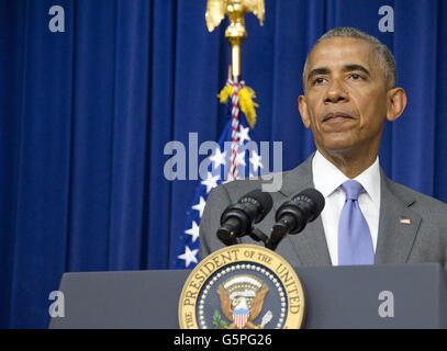 Washington, District de Columbia, Etats-Unis. 22 Juin, 2016. Le président Barack Obama parle H.R. 2576, avant de signer le Frank R. Lautenberg de sécurité chimique pour le 21e siècle dans la Loi sur la cour du sud de l'Auditorium. Le projet de loi va établir des normes pour l'utilisation de certains produits chimiques toxiques utilisés régulièrement. © Ron Sachs/CNP/ZUMA/Alamy Fil Live News Banque D'Images