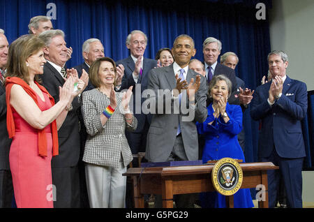 Washington, District de Columbia, Etats-Unis. 22 Juin, 2016. Entouré par un groupe bipartite de sénateurs américains, le président américain Barack Obama applaudit après la signature d'H.R. 2576, le Frank R. Lautenberg de sécurité chimique pour le 21e siècle dans la Loi sur la cour du château de la Maison Blanche. Le projet de loi va établir des normes pour l'utilisation de certains produits chimiques toxiques utilisés régulièrement. © Ron Sachs/CNP/ZUMA/Alamy Fil Live News Banque D'Images