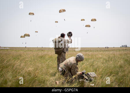 Denis Point, le Gabon. 21 Juin, 2016. Les parachutistes américains et français baisse durant la Accord Central au Gabon en Afrique. L'Armée américaine de l'Afrique exercice annuel est un exercice militaire combiné qui regroupe environ 1 000 militaires provenant de 14 pays participants, dont la France, Gabon, Tchad, République démocratique du Congo, le Cameroun pour s'entraîner dans une série d'exercices, y compris la guerre de jungle, évacuation sanitaire, et le parachutisme. © David Honl/ZUMA/Alamy Fil Live News Banque D'Images