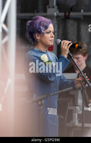 Londres, Royaume-Uni. 22 Juin, 2016. Lily Allen en prestation au "plus en commun' événement commémoratif pour Jo Cox MP à Trafalgar Square, organisée par sa famille et ses amis. Jo Cox a été tué dans sa circonscription le 16 juin. Credit : Mark Kerrison/Alamy Live News Banque D'Images