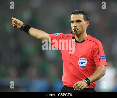 Les gestes de l'arbitre roumain Ovidiu Hategan pendant la ronde préliminaire match entre l'Italie et l'Irlande au stade Pierre Mauroy à Lille, France, 22 juin, 2016. Photo : Marius Becker/dpa (certaines restrictions s'appliquent : Pour la présentation des nouvelles éditorial seulement. Pas utilisé à des fins commerciales ou de marketing, sans l'autorisation écrite préalable de l'UEFA. Les images doivent s'afficher que des images fixes et ne pas imiter l'action match la vidéo avec. Photographies publiées dans des publications en ligne (que ce soit par Internet ou autre) doit avoir un intervalle d'au moins 20 secondes entre l'affichage.) Banque D'Images