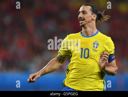 Le Suédois Zlatan Ibrahimovic réagit au cours de l'UEFA Euro 2016 Groupe e match de football entre la Suède contre au stade de Nice à Nice, France, 22 juin 2016. Photo : Federico Gambarini/dpa (certaines restrictions s'appliquent : Pour la présentation des nouvelles éditorial seulement. Pas utilisé à des fins commerciales ou de marketing, sans l'autorisation écrite préalable de l'UEFA. Les images doivent s'afficher que des images fixes et ne pas imiter l'action match la vidéo avec. Photographies publiées dans des publications en ligne (que ce soit par Internet ou autre) doit avoir un intervalle d'au moins 20 secondes entre l'affichage.) Banque D'Images