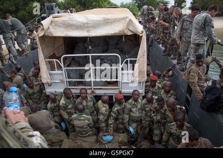 Denis Point, le Gabon. 21 Juin, 2016. Gabonais, Français, Américains et les soldats se préparent pour une plage l'atterrissage à Libreville Gabon après un parachutage réussi au cours de l'Accord Central au Gabon en Afrique. L'Armée américaine de l'Afrique exercice annuel est un exercice militaire combiné qui regroupe environ 1 000 militaires provenant de 14 pays participants, dont la France, Gabon, Tchad, République démocratique du Congo, le Cameroun pour s'entraîner dans une série d'exercices, y compris la guerre de jungle, évacuation sanitaire, et le parachutisme. © David Honl/ZUMA/Alamy Fil Live News Banque D'Images