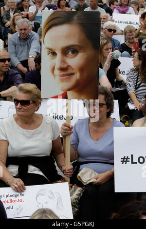 Londres, Royaume-Uni. 22 juin 2016. Les gens s'assoient sur les deux étapes qui mènent de la Galerie nationale. L'un détient un grand photo de Jo Cox. Des milliers sont venus à Londres, Trafalgar Square pour célébrer la vie de assassiné MP Jo Cox sur ce qui aurait été son 42e anniversaire. Crédit : Michael Debets/Alamy Live News Banque D'Images