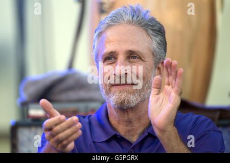 Le comédien Jon Stewart se félicite les athlètes participant à la Ministère de la Défense 2016 Warrior Jeux au cours de cérémonies de clôture à l'Académie militaire des États-Unis le 21 juin 2016 à West Point, New York. Banque D'Images