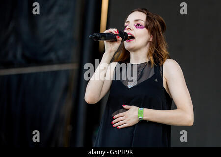 Manchester, New York, USA. 10 Juin, 2016. LAUREN MAYBERRY de Brns effectue live at Great Stage Park au cours de Bonnaroo Music and Arts Festival à Manchester, New York © Daniel DeSlover/ZUMA/Alamy Fil Live News Banque D'Images