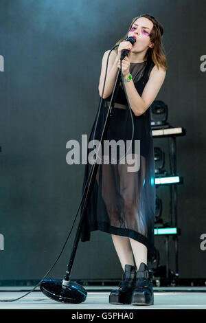 Manchester, New York, USA. 10 Juin, 2016. LAUREN MAYBERRY de Brns effectue live at Great Stage Park au cours de Bonnaroo Music and Arts Festival à Manchester, New York © Daniel DeSlover/ZUMA/Alamy Fil Live News Banque D'Images