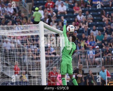 Chester, Pennsylvanie, USA. 22 Juin, 2016. L'Union de Philadelphie player ANDRE BLAKE (1) bloque l'objectif d'une tentative de l'incendie de Chicago au stade de l'énergie Talen Chester Ohio Crédit : Ricky Fitchett/ZUMA/Alamy Fil Live News Banque D'Images