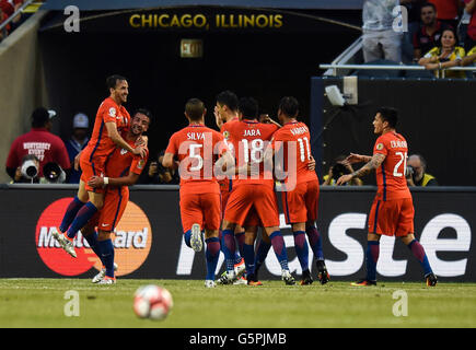 Chicago, USA. 22 Juin, 2016. Les joueurs du Chili pour célébrer le but au cours de la Copa Centenario demi-finale match de football contre la Colombie à Chicago, Illinois, États-Unis, le 22 juin 2016. Credit : Bao Dandan/Xinhua/Alamy Live News Banque D'Images