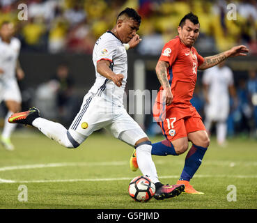 Chicago, USA. 22 Juin, 2016. La Colombie est Roger Martinez (L) fait concurrence au cours de la demi-finale de la Copa Centenario match de football contre le Chili à Chicago, Illinois, États-Unis, le 22 juin 2016. Credit : Bao Dandan/Xinhua/Alamy Live News Banque D'Images