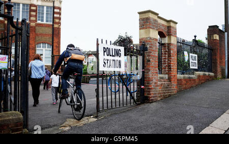 Brighton, UK. 23 Juin, 2016. Les électeurs arrivent à un bureau de scrutin à Brighton tôt ce matin que la Grande-Bretagne vote pour rester ou quitter l'Union européenne Crédit : Simon Dack/Alamy Live News Banque D'Images