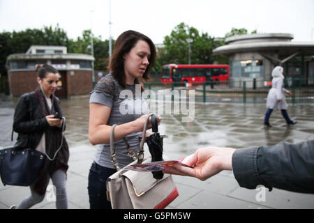 Le nord de Londres, Royaume-Uni. 23 Juin, 2016. Les militants de la campagne de vote demeurent document brochure à l'heure de pointe du matin les navetteurs à l'extérieur de la station de métro Turnpike Lane dans le nord de Londres le jour de vote pour un référendum. Credit : Dinendra Haria/Alamy Live News Banque D'Images