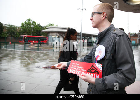 Le nord de Londres, Royaume-Uni. 23 Juin, 2016. Les militants de la campagne de vote demeurent document brochure à l'heure de pointe du matin les navetteurs à l'extérieur de la station de métro Turnpike Lane dans le nord de Londres le jour de vote pour un référendum. Credit : Dinendra Haria/Alamy Live News Banque D'Images