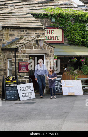 L'ermite, un village pub à Burley Woodhead, West Yorkshire, Angleterre. 23 Juin, 2016. Après avoir passé au vote, un couple d'électeurs quitter ce bureau de vote pour un référendum. Crédit : Ian Lamond/Alamy Live News Banque D'Images