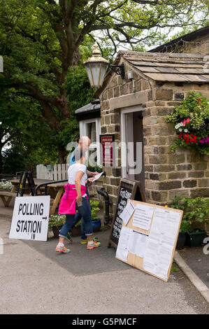 L'ermite, un village pub à Burley Woodhead, West Yorkshire, Angleterre. 23 Juin, 2016. À propos d'exprimer leur vote, un couple arrivent à ce bureau de vote pour un référendum. Crédit : Ian Lamond/Alamy Live News Banque D'Images