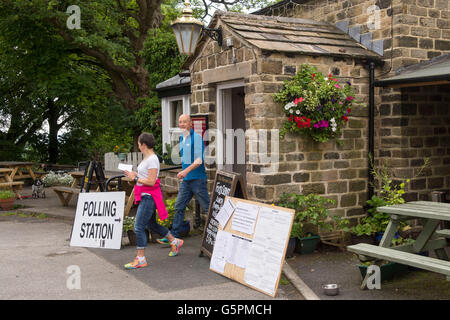 L'ermite, un village pub à Burley Woodhead, West Yorkshire, Angleterre. 23 Juin, 2016. Après avoir passé au vote, un couple d'électeurs quitter ce bureau de vote pour un référendum. Crédit : Ian Lamond/Alamy Live News Banque D'Images