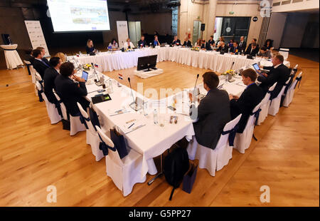 Ostrava, République tchèque. 23 Juin, 2016. Réunion des ministres et des représentants du gouvernement de quatre de Visegrad le long avec des partenaires de la Roumanie, la Bulgarie, la Croatie et la Slovénie sur une meilleure utilisation de l'argent de fonds de l'UE pour le développement des pays de l'UE a eu lieu à Ostrava, en République tchèque, le 23 juin 2016. Photo : CTK Jaroslav Ozana/Photo/Alamy Live News Banque D'Images