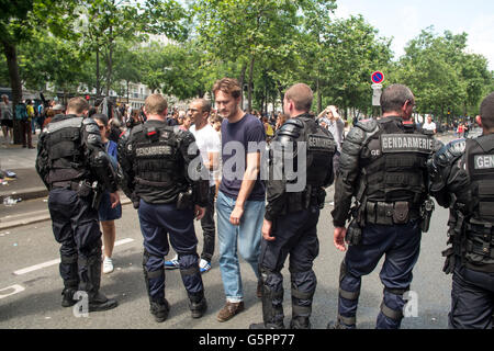 Paris, France. 23 Juin, 2016. Manifestation contre la loi 'Travail' à Paris - 23/06/2016 - France / 11ème arrondissement (Paris) / Paris 11ème arrondissement (11ème arrondissement de Paris) - Manifestation contre la loi 'Travail' à Paris, Place de la bastille. - Gerard Cambon / Le Pictorium Crédit : Christian Sauvan-Magnet/Alamy Live News Banque D'Images