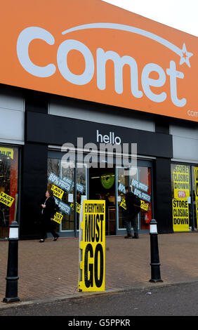 Les derniers articles sont vendus dans un magasin Comet de Romford, Essex. APPUYEZ SUR ASSOCIATION photo. Date de la photo: Mardi 18 décembre 2012. Les derniers magasins de Comet fermera leurs magasins pour la dernière fois aujourd'hui, alors que la chaîne de rue haute devient la dernière victime de grande envergure. La fermeture du dernier groupe de 49 magasins de l'ancien domaine de 235 personnes vient sept semaines après la nomination de Deloitte à titre d'administrateur. L'effondrement de l'entreprise, fondée à Hull en 1933 et qui employait environ 6,895 personnes au moment de son effondrement, est l'une des plus grandes faillites de rue depuis la disparition de Banque D'Images