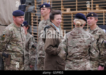 La princesse royale fait une visite du régiment de soutien logistique de 12 par le lieutenant-colonel Andy Moffatt (à gauche), commandant, lors de sa visite au camp Bastion, dans la province de Helmand, en Afghanistan. Banque D'Images