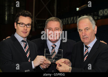 Les Rangers Brian Stockbridge, Ally McCoist et Charles Green avec la plaque de la Bourse de Londres avant lors du match IRN Bru, Scottish Third Division au stade Ibrox, Glasgow. Banque D'Images