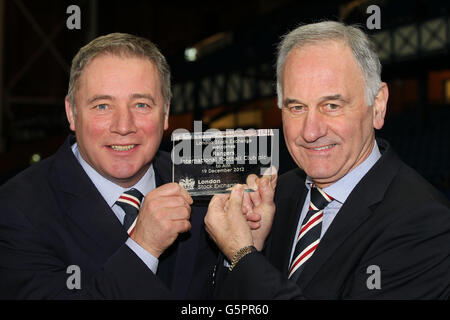 Rangers Ally McCoist et Charles Green avec la plaque de la Bourse de Londres avant le match IRN Bru, Scottish Third Division au stade Ibrox, Glasgow. Banque D'Images