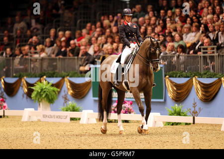 Charlotte Dujardin, en Grande-Bretagne, à cheval sur Valegra dans le Reem Acra FEI coupe du monde de dressage Leg - Grand Prix freestyle à l'Olympia, le London International Horse Show Banque D'Images