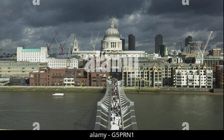 Des piétons traversent le pont du millénaire au-dessus de la Tamise à Londres après une modification de 5 millions. Le pont de 18.2 millions a osciller sous le poids de milliers de piétons lors de son ouverture en juin 2000. * après seulement trois jours, les opérateurs du pont ont dû fermer la structure de 320 mètres de long, qui va de la cathédrale Saint-Paul au nord de la Tamise à Londres à Tate Modern sur la rive sud. Banque D'Images