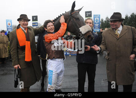 Robert Waley-Cohen, (propriétaire), Sam Waley-Cohen (jockey), long Run et l'entraîneur Nicky Henderson dans l'enceinte des gagnants après avoir remporté un spectaculaire William Hill King George VI Chase Banque D'Images