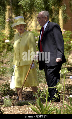 La reine Elizabeth II est présentée autour du vignoble du Château Barrosa par le propriétaire Hermann Thumm lors d'une visite.Elle s'était rendue dans la région viticole à l'extérieur d'Adélaïde, en Australie méridionale, à bord du Bluebird Barossa Wine train.* plus tôt, elle avait rencontré des propriétaires de corgi locaux et leurs chiens sur la pelouse de Government House, et a révélé qu'après de nombreuses années d'essai, elle a élevé deux pups de corgi tricolores qui ont noir, ainsi que rouge et blanc, dans leurs manteaux. Banque D'Images