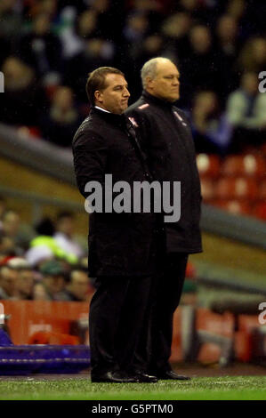 Football - Barclays Premier League - Liverpool / Fulham - Anfield.Martin Jol, directeur de Fulham (à droite) et Brendan Rodgers, directeur de Liverpool (à gauche) sur la ligne de contact Banque D'Images