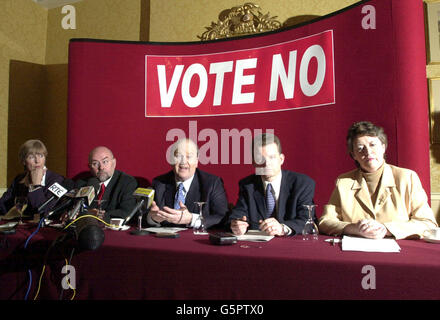 Déclaration à la presse conjointe des dirigeants du Parti de la République des Irelands Fine Gael, du Parti travailliste et du Parti Vert, à Dublin, (de gauche à droite) Liz Mc Manus - Chef de campagne du Parti travailliste, Ruairi Quinn - Chef du Parti travailliste, * Michael Noonan - chef du parti Fine Gael, Trevor Sergent - chef du Parti Vert et Nora Owen - Fine Gael. Ils se sont tous réunis pour demander un vote de non lors du référendum constitutionnel sur l'avortement, qui a lieu le 6 mars 2002. Banque D'Images