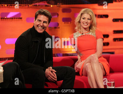 Tom Cruise et Rosamund Pike pendant le tournage de l'édition de la Saint-Sylvestre du spectacle Graham Norton, filmé aux London Studios, Londres. Banque D'Images