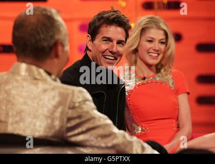 Hôte Graham Norton (à gauche) avec les invités Tom Cruise et Rosamund Pike pendant le tournage de l'édition du nouvel an du spectacle Graham Norton, filmé aux London Studios, Londres. Banque D'Images