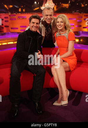 Hôte Graham Norton (au centre) avec les invités Tom Cruise et Rosamund Pike pendant le tournage de l'édition du nouvel an du spectacle Graham Norton, filmé aux London Studios, Londres. Banque D'Images