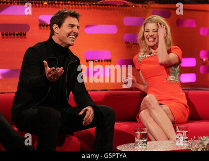 Tom Cruise et Rosamund Pike pendant le tournage de l'édition de la Saint-Sylvestre du spectacle Graham Norton, filmé aux London Studios, Londres. Banque D'Images